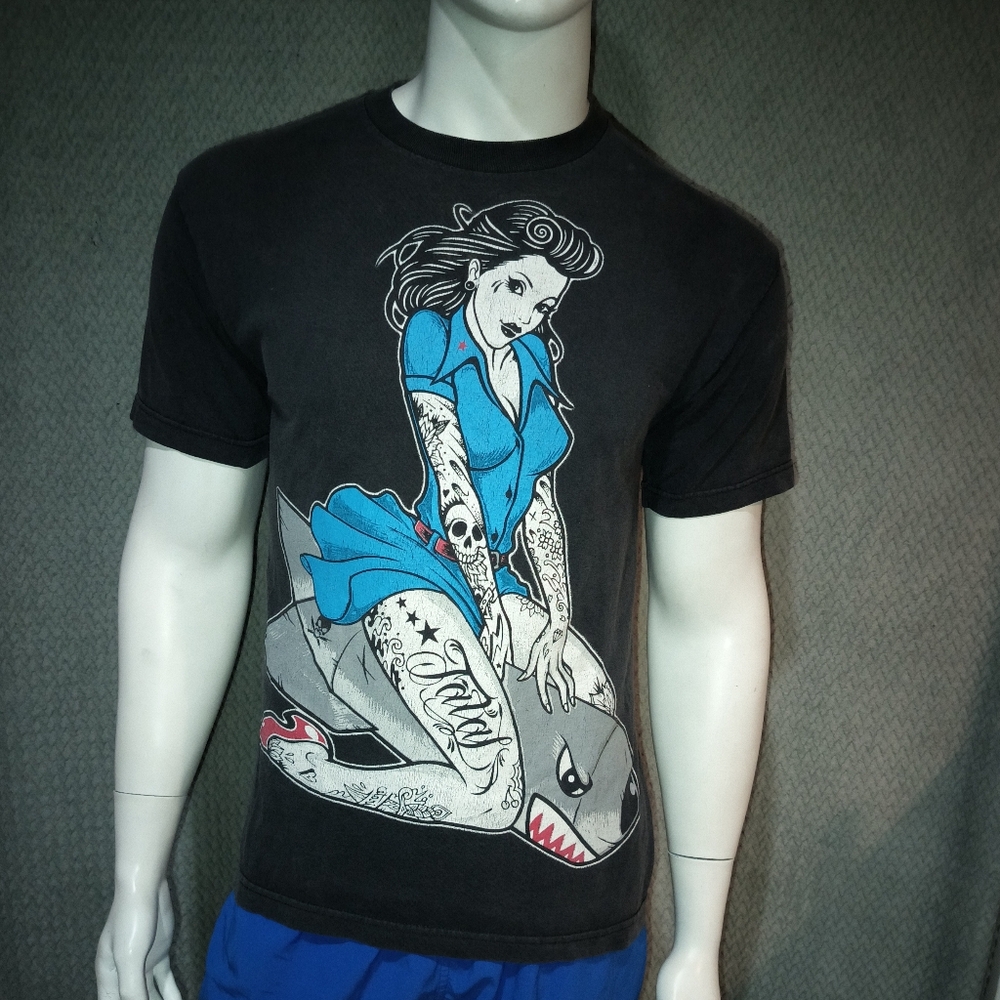 FATAL GIRL SHARK TORPEDO GRAPHIC T SHIRT SZ M
